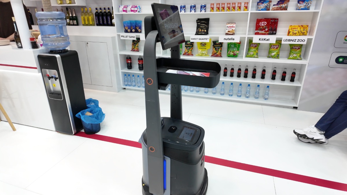 Autonomous robot scanning store shelves for retail inventory control Autonomous robot scanning store shelves for retail inventory control
