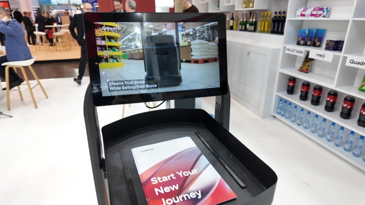 Retail stock monitoring and replenishment automation robot Retail stock monitoring and replenishment automation robot