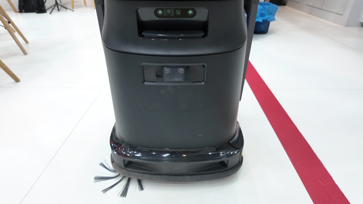 MEFERI retail automation robot demonstrated at exhibition booth MEFERI retail automation robot demonstrated at exhibition booth